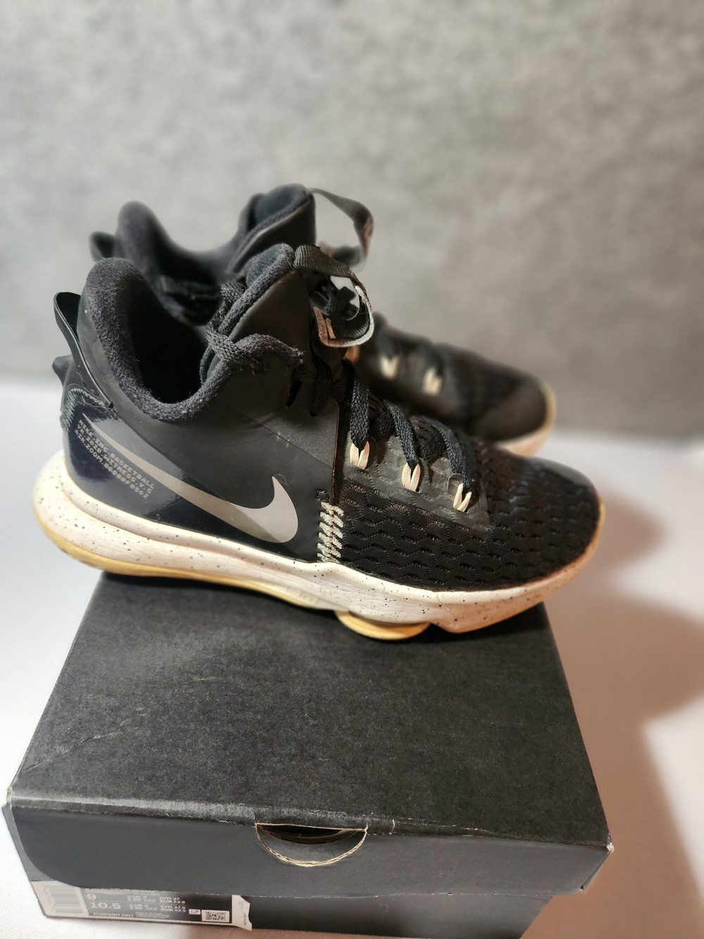 Nike LeBron Witness V black basketball sneakers Size 9